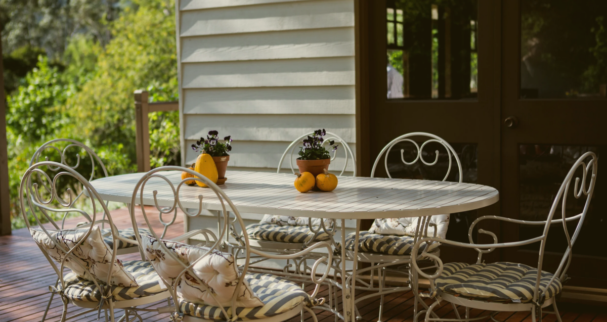 [SAMPLE] Buttercup Hill B&B